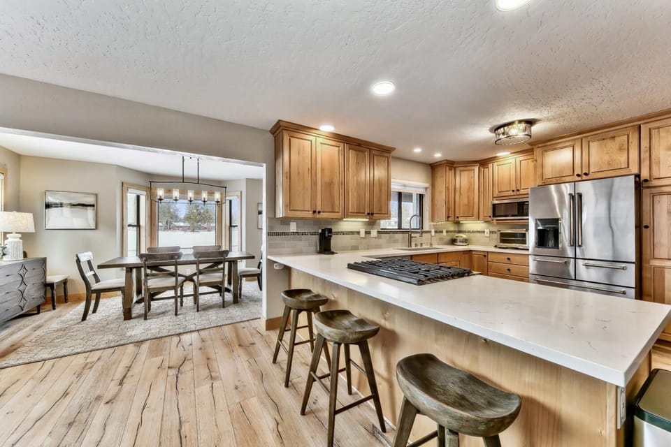 Well stocked kitchen in the great room with additional casual di - Well stocked kitchen in the great room with additional casual dining. Bar seating for 3. Table seating up to 10.