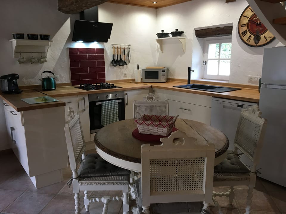 Well equipped kitchen and dining area