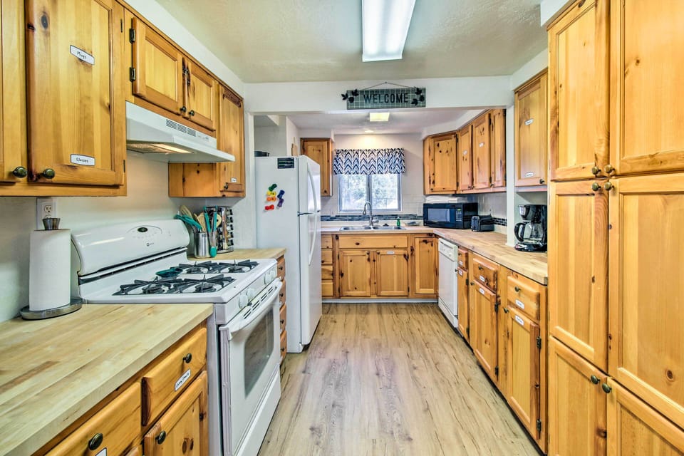 Kitchen | Single Story | Slow Cooker | Trash Bags & Paper Towels Provided