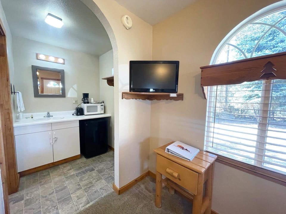 Tv & Table and Chairs