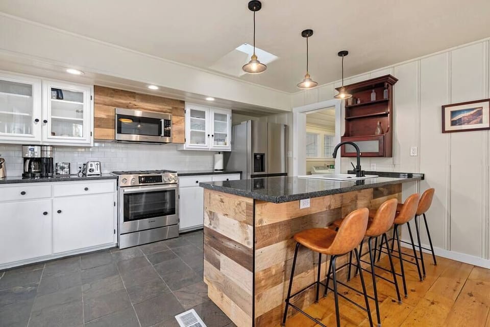 The kitchen features new Bosch and LG appliances