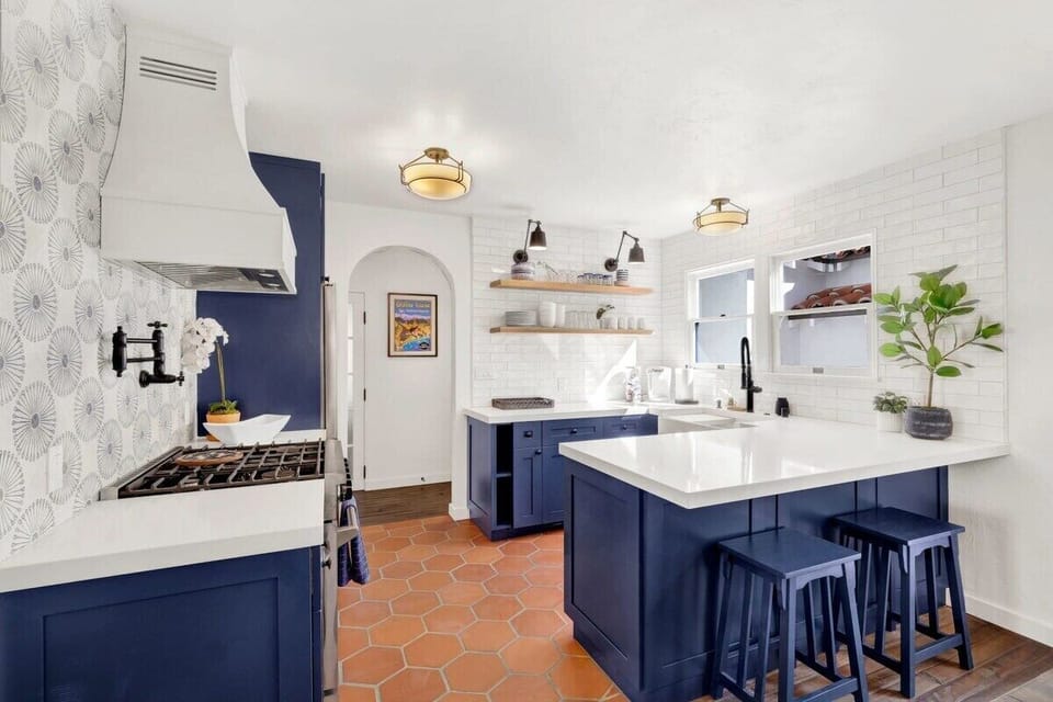 KITCHEN WITH ROOM TO COOK AND DIRECT ACCESS TO THE PATIO