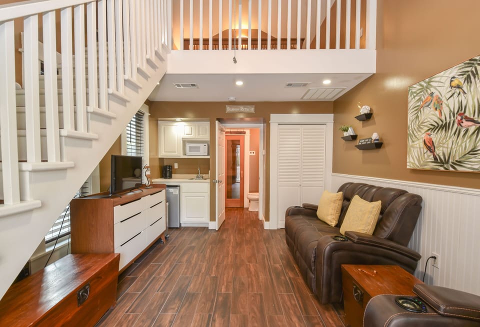 Griffins Getaway- Carriage House Living Area and Kitchenette