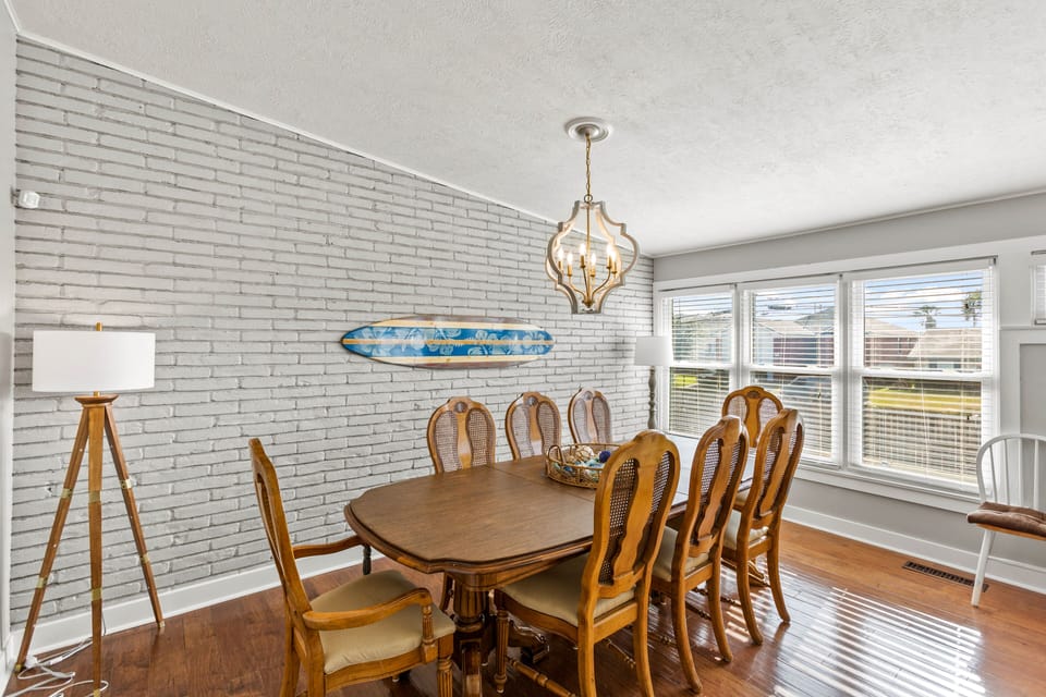 plentiful dining area that overlooks the pool