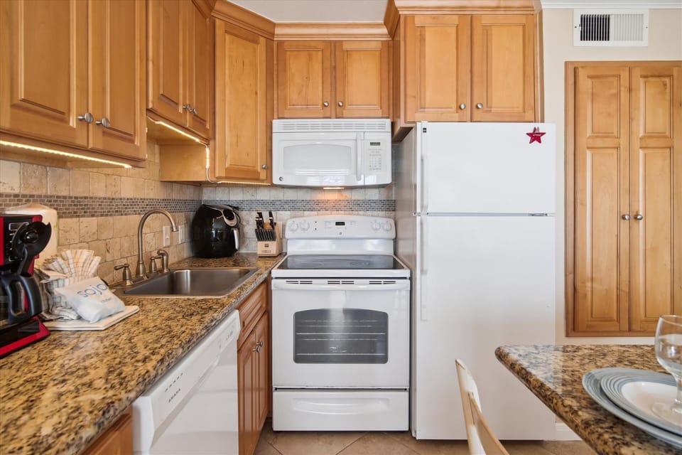 Bring Your Favorite Recipes And Groceries! - Even if you plan on dining out this vacation, you'll love the fully-equipped kitchen for reheating leftovers or whipping up afternoon snacks. You'll find all the utensils, dishes, and cookware you need already here.