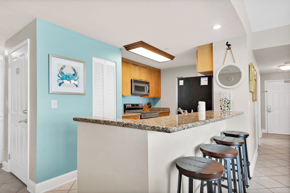Eat-in bar to kitchen