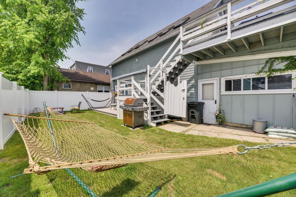 Shared Yard | Fire Pit & Grill (Propane Provided)