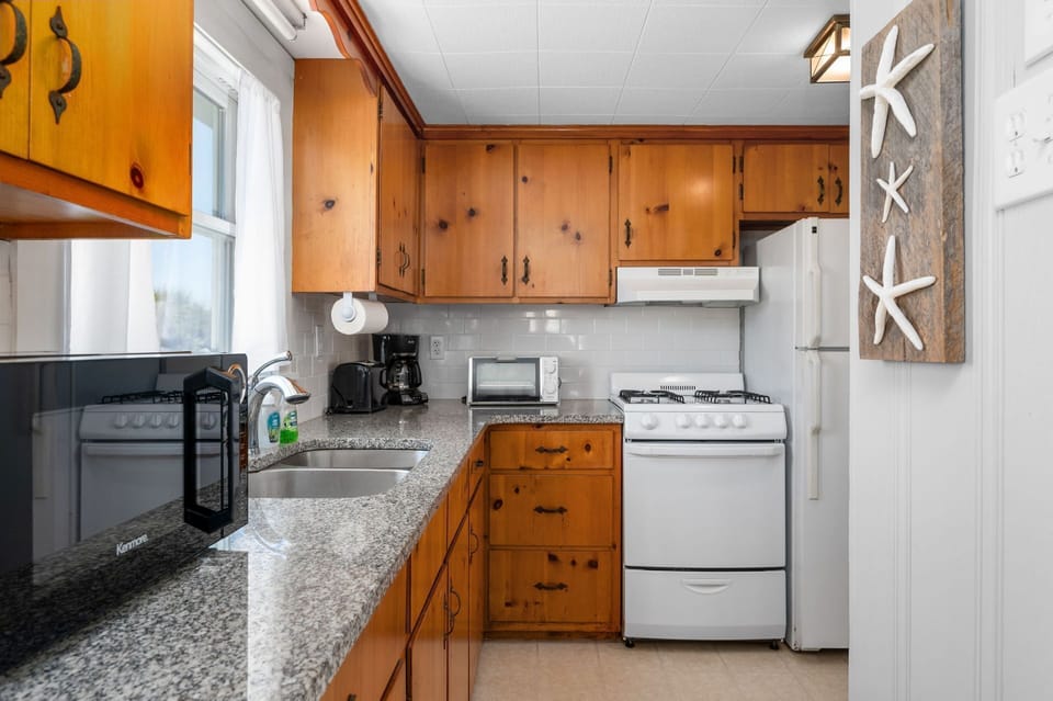 Kitchen with granite couners