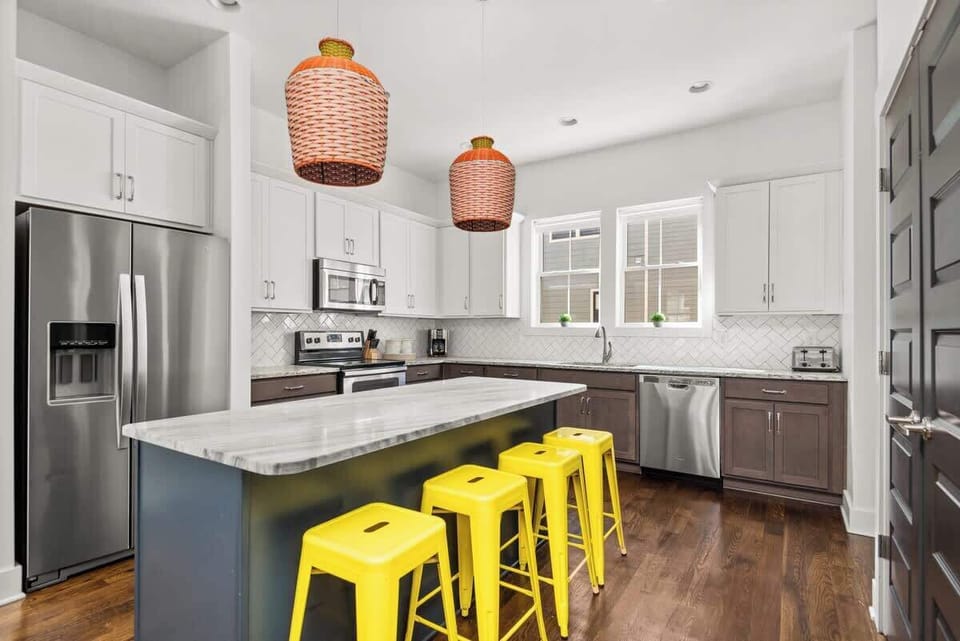 Fuel your Nashville days in our gourmet-ready kitchen—perfect for quick breakfasts before hitting the 5 Points neighborhood.