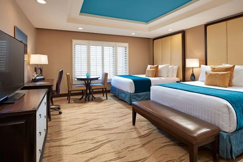 Unit with 2 queen size beds.