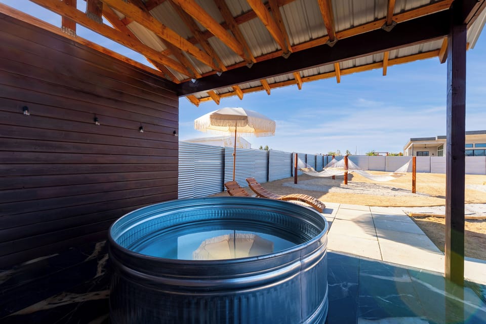 Cool off in the shaded cold plunge, then stretch out on the loungers as the desert sunset unfolds.