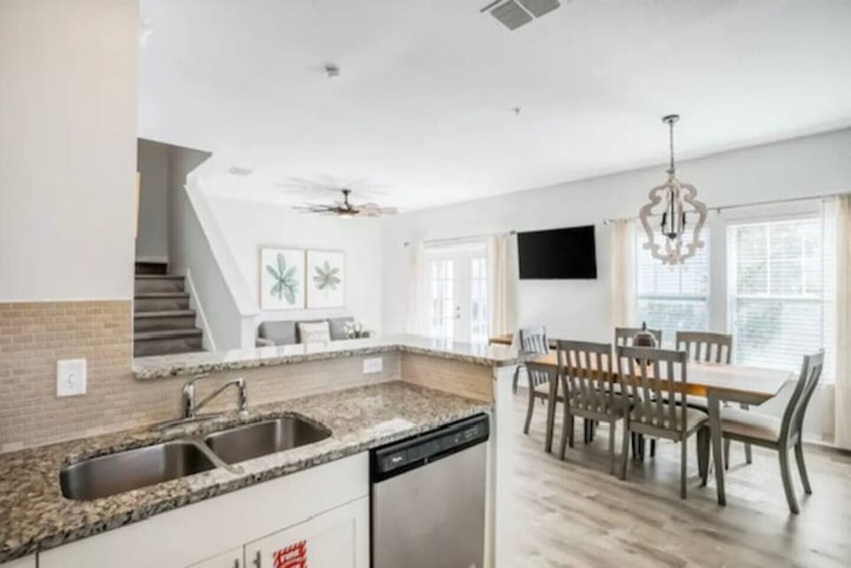 Open concept dining area and kitchen