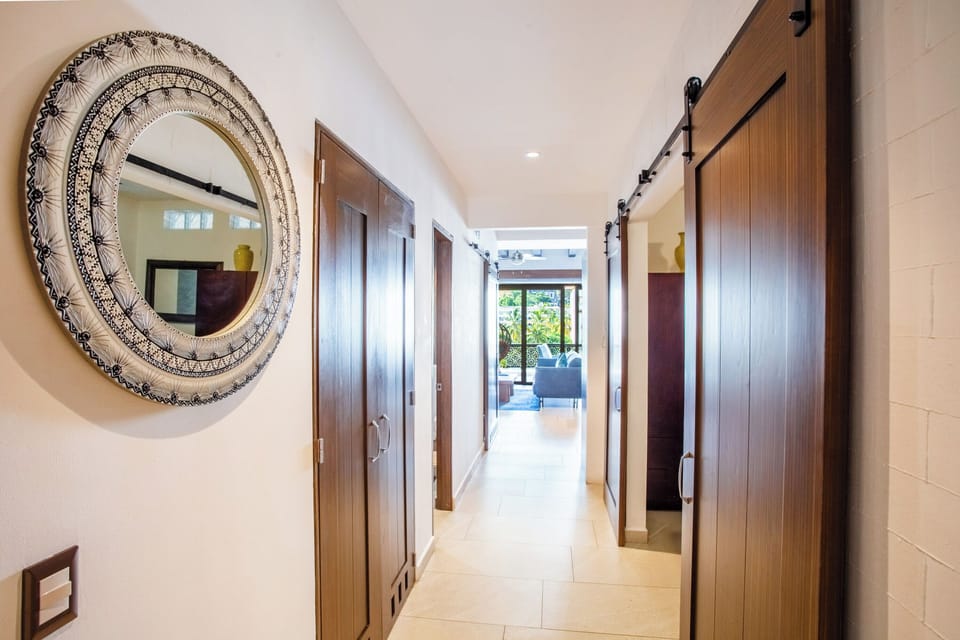 Entrance hall to the condo
