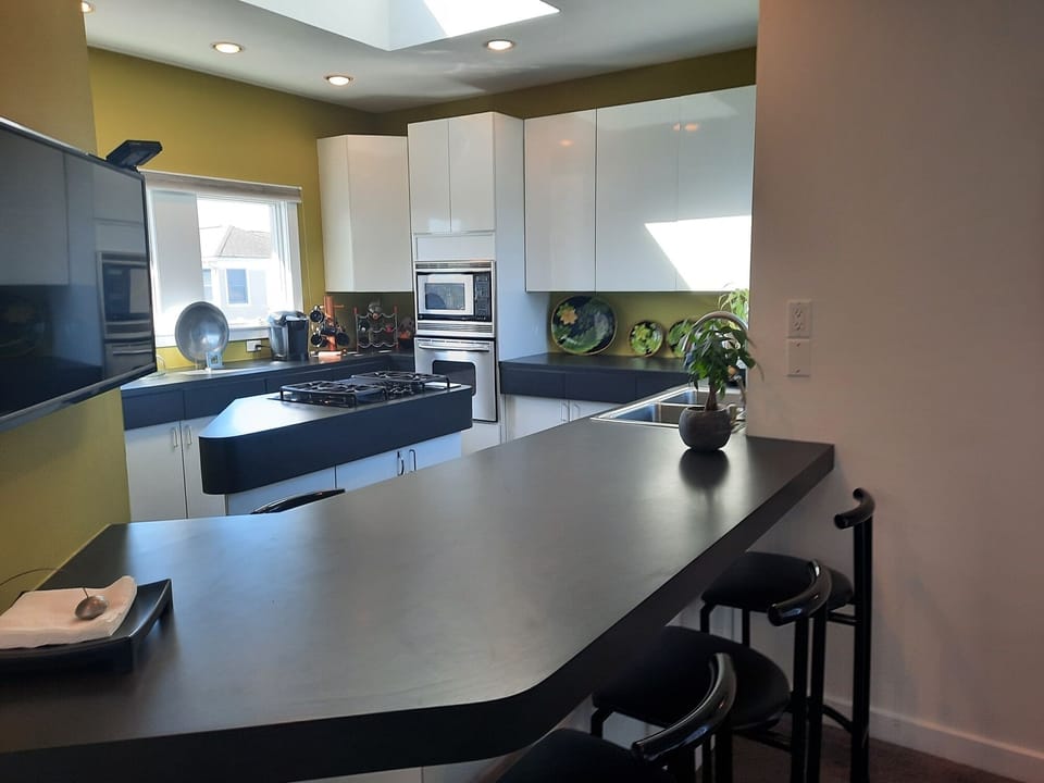 upstairs kitchen with bayviews