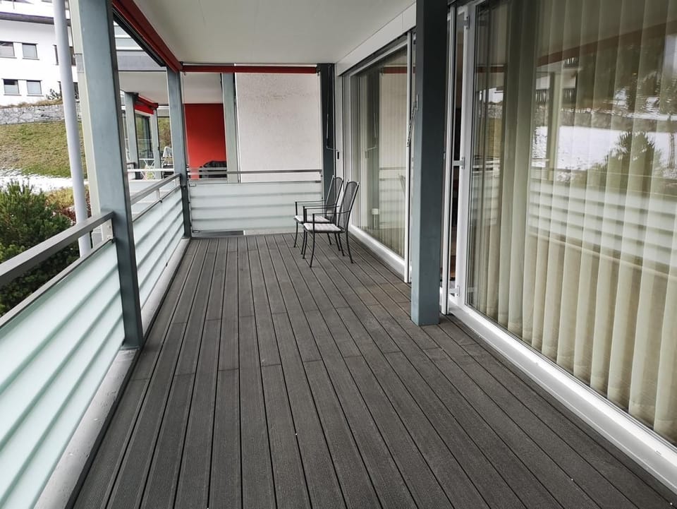 Large balcony with view towards Jakobshorn. In summer equipped with table and grill etc.