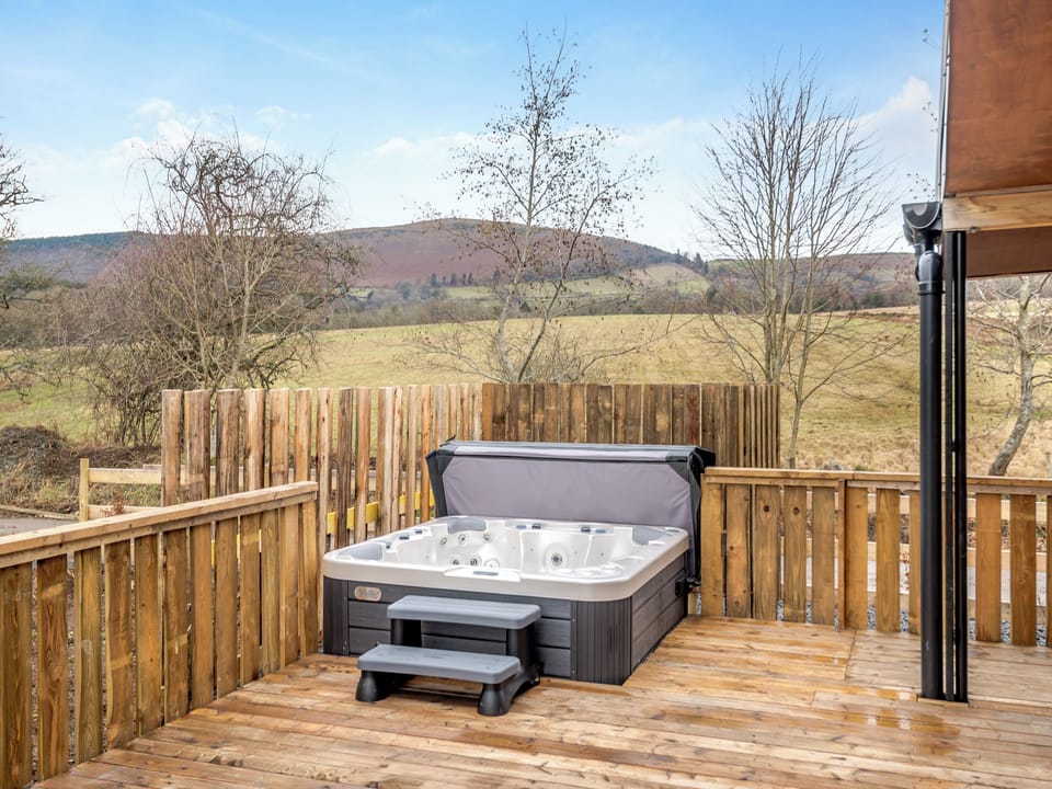 Hot tub | Hawthorn Lodge - Mid Wales Lodges, Llandrindod Wells