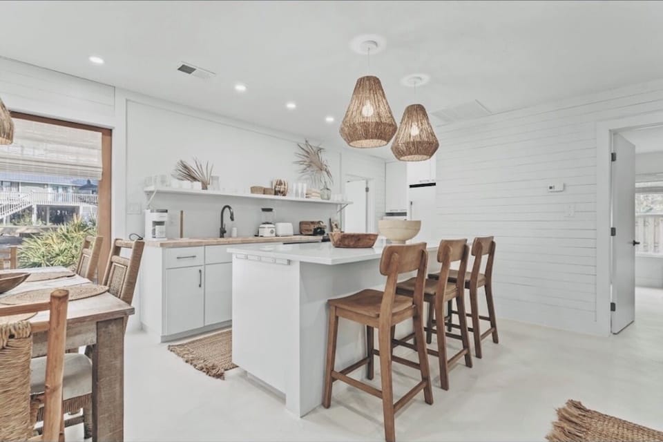 Full kitchen and breakfast bar