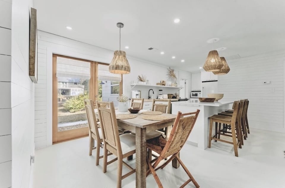 Dining table for 6 / breakfast bar for 3