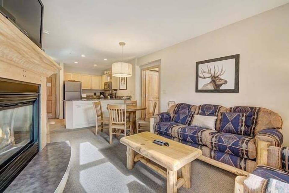 Living Room, Indoors, Furniture, Home Decor, Couch