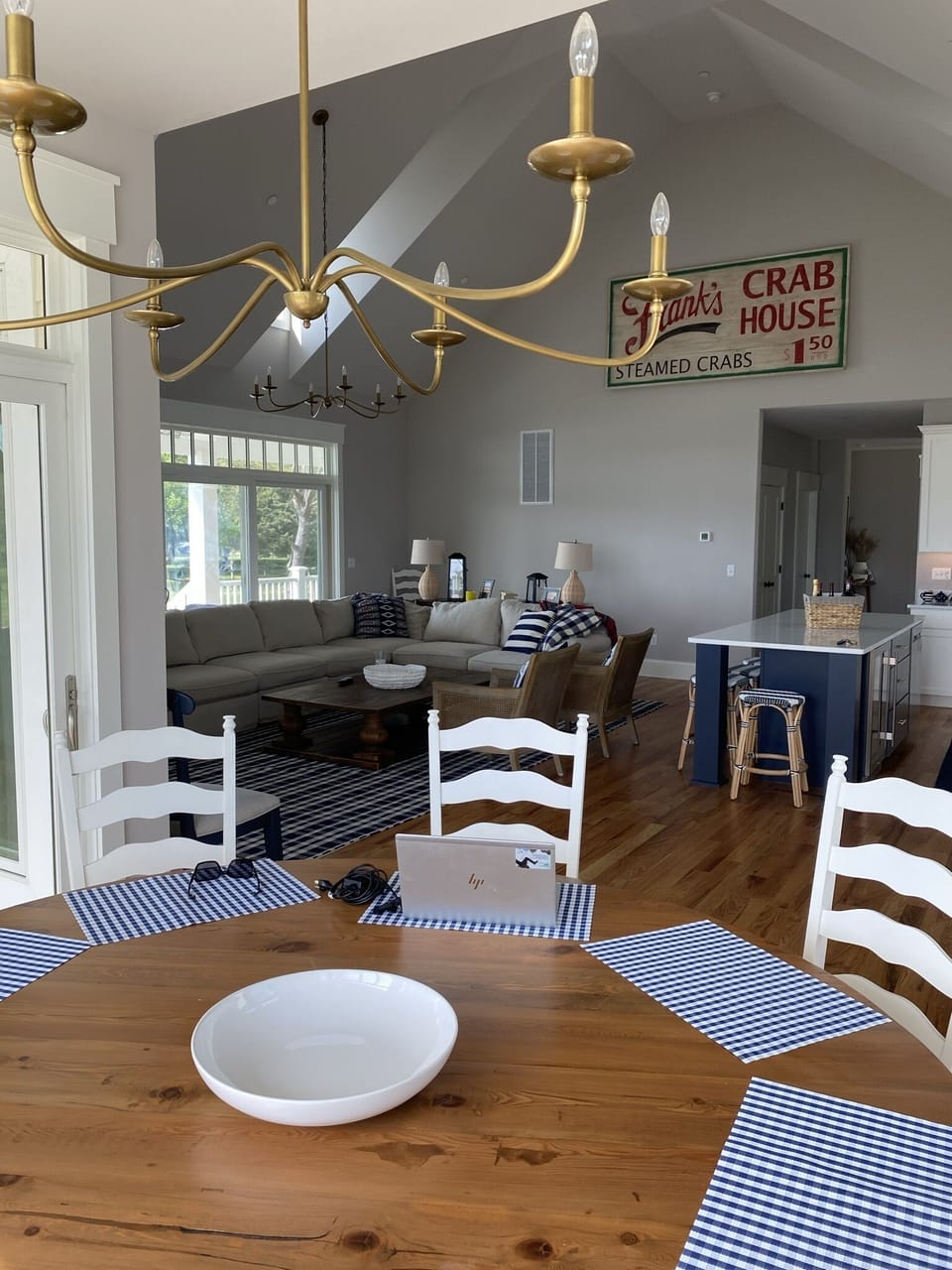 Open floor plan living/dining/kitchen 