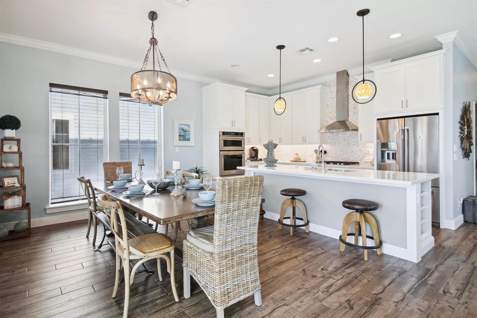 Food and Friends - There is nothing better than laughing, snacking, and enjoying the company of those you love. At Key West, utilize the open dining area to set up a game night spread!
