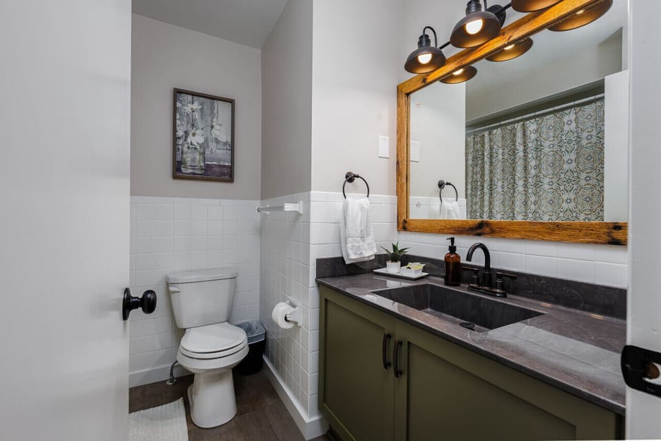 [Hallway Bathroom, main floor] tub and shower