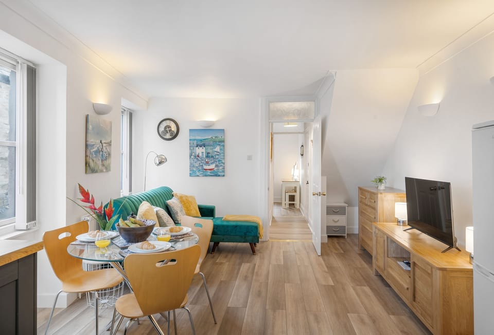 Harbour Steps, Falmouth: Sitting room/Dining area provides plenty of light