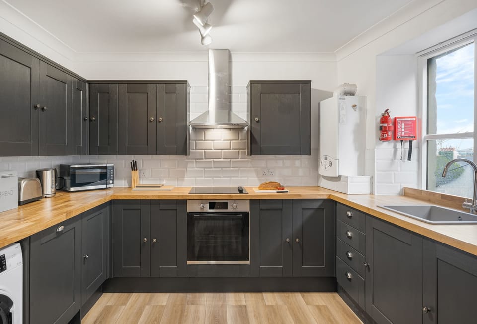 Harbour Steps, Falmouth: The aesthetic modern well-equipped kitchen