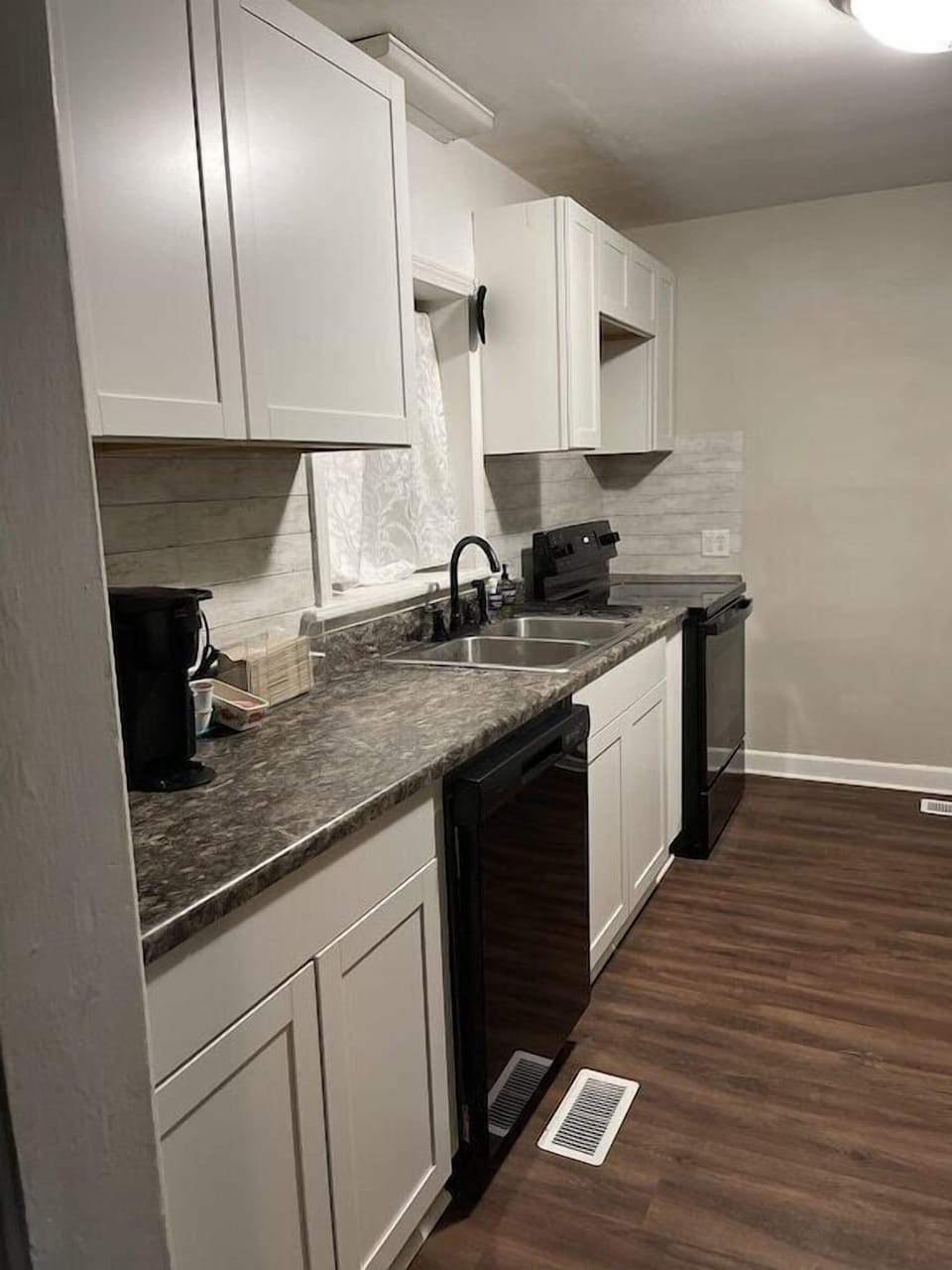 Kitchen has cooking and eating essentials and a combination drip and pod Keiurge