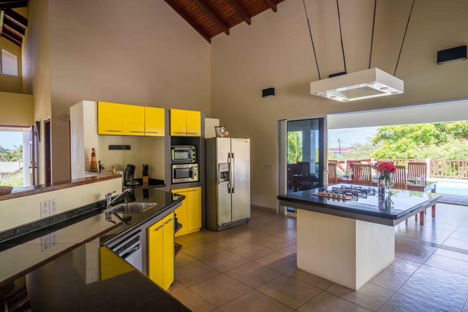 Bright, cheerful large Kitchen. Perfect for your large family  gatherings! 