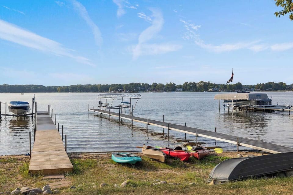 Lakefront with kayaks and paddle boards (use at own risk)