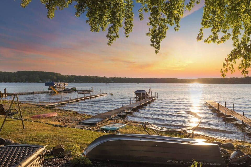 Lakefront with kayaks and paddle boards (use at own risk)