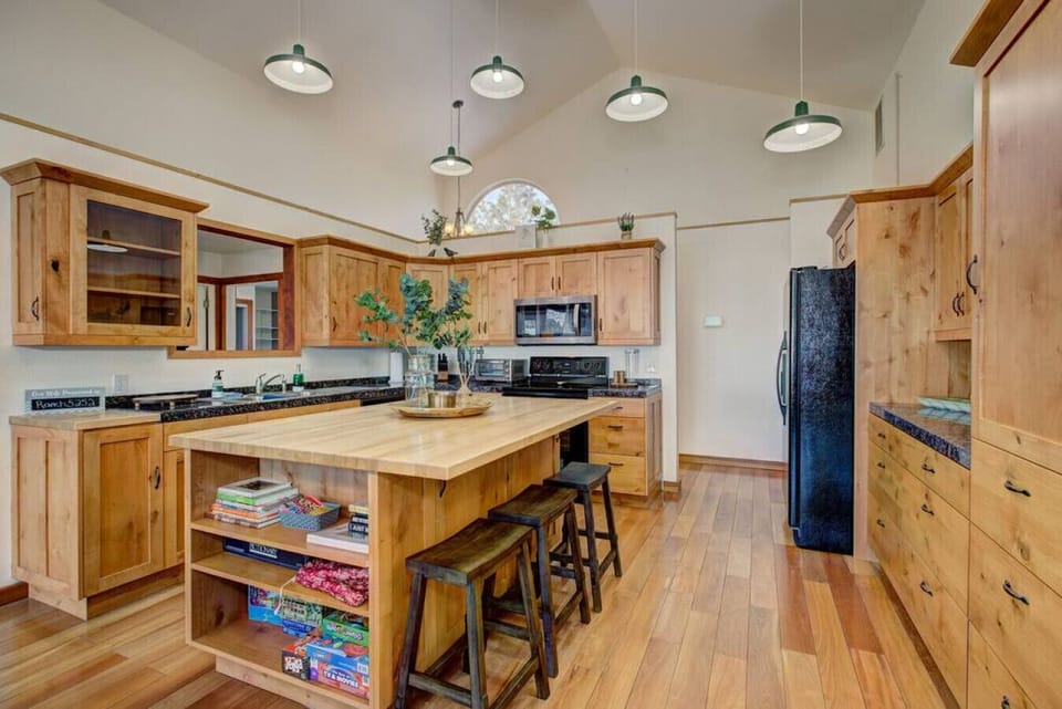 Fully stocked kitchen, games and books