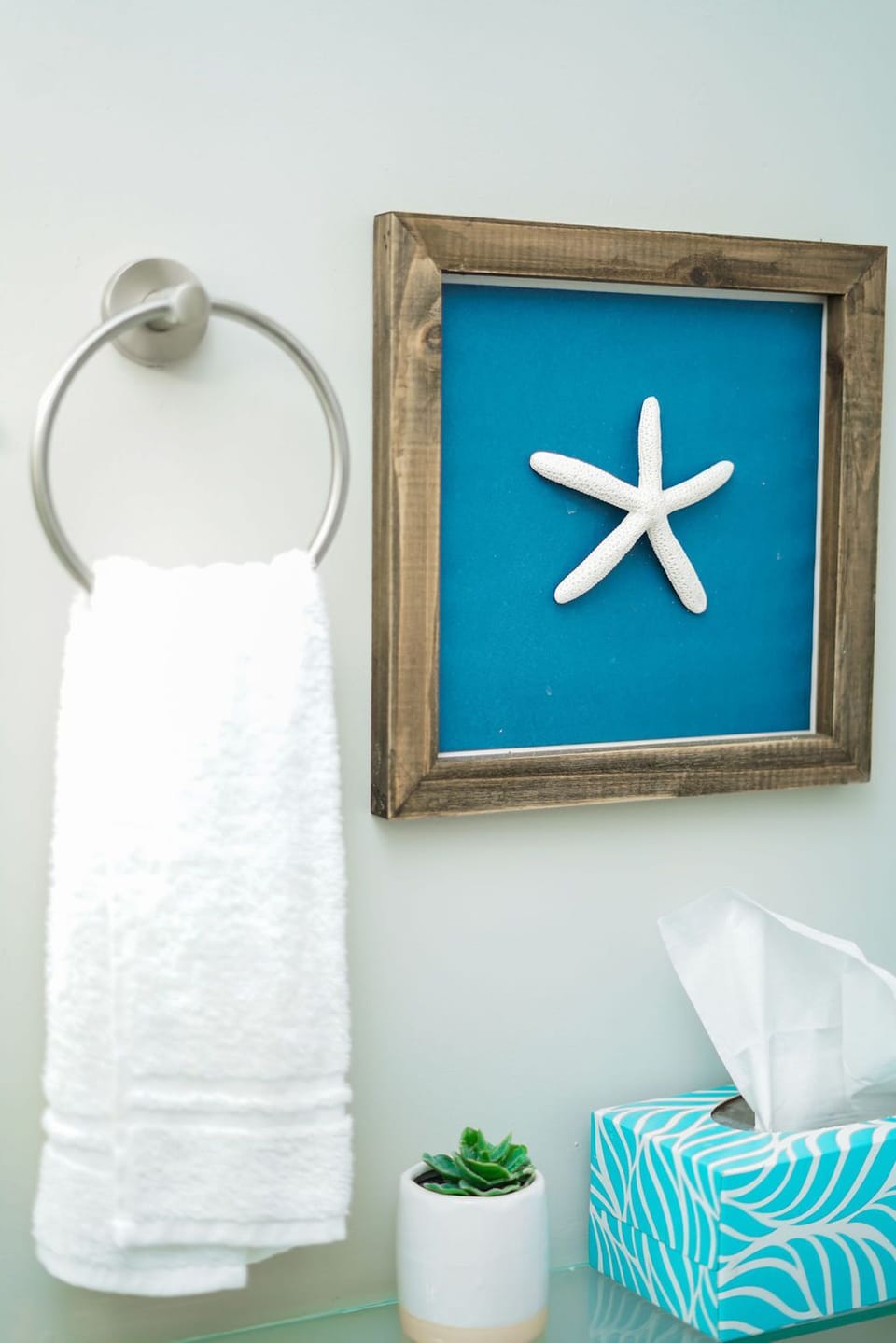 Cute decor with plenty of towels for your stay