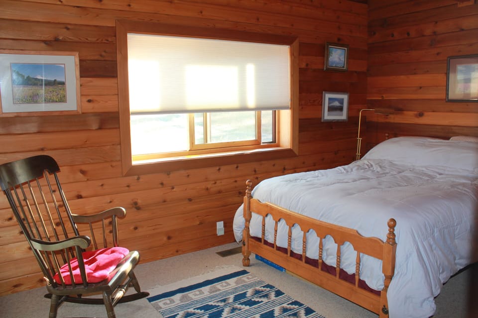 Queen bed in a downsrairs bedroom.