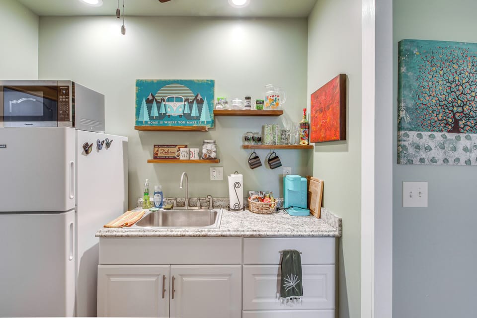 Kitchenette | Hot Plate | Toaster | Dishware & Flatware