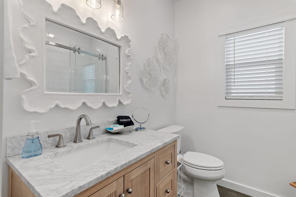Hall bathroom, tub/shower combo with sliding glass door