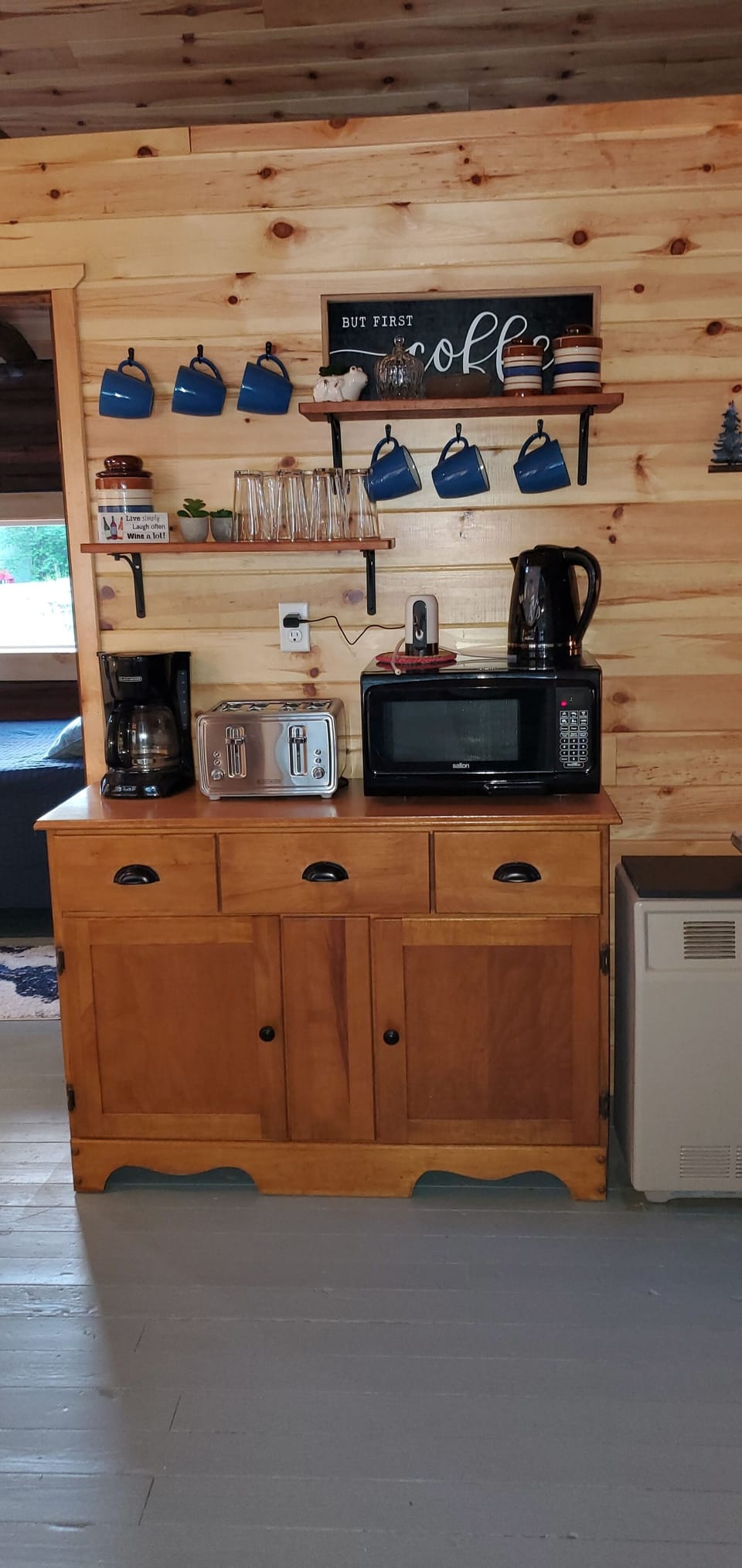 Cabin 5: Coffee bar.