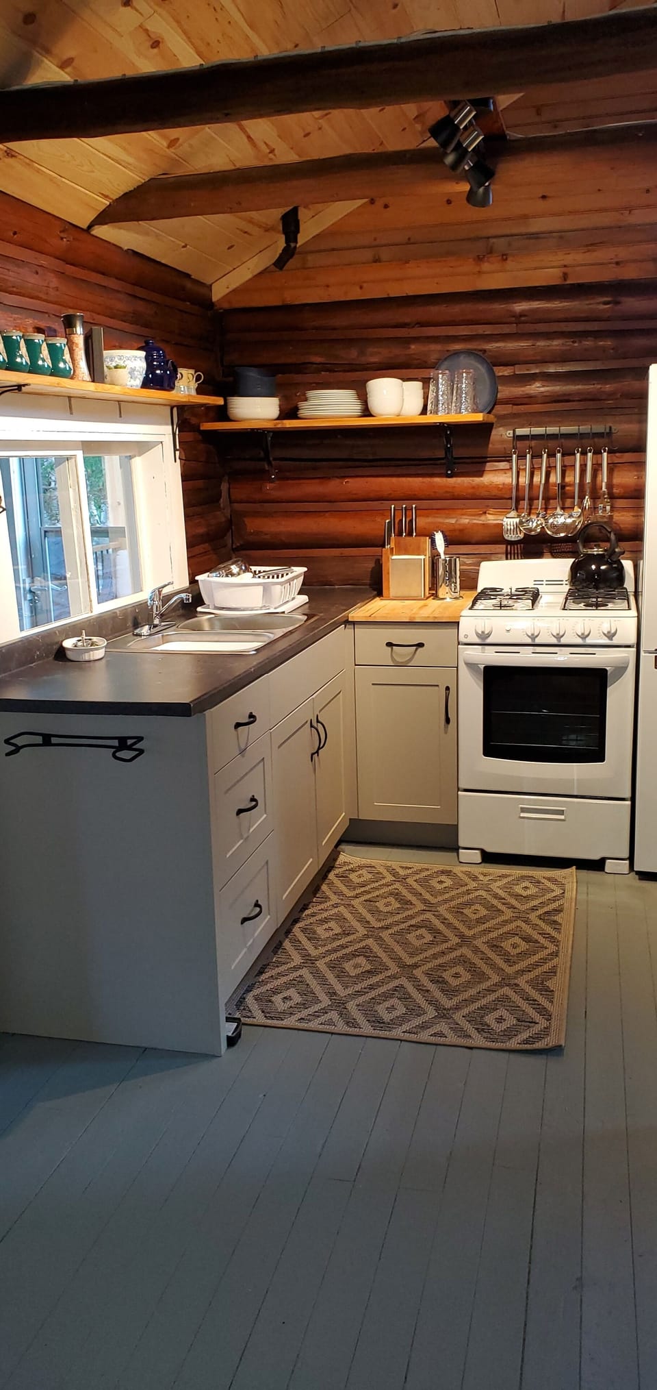 Cabin 5: Full equipped kitchen.