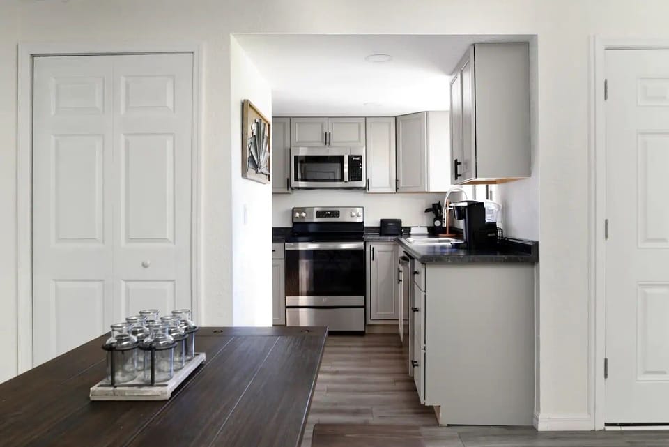 Full kitchen with appliances