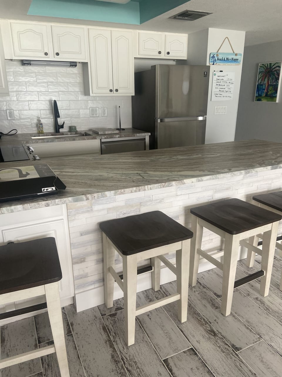 Breakfast bar to seat 4 comfortbly