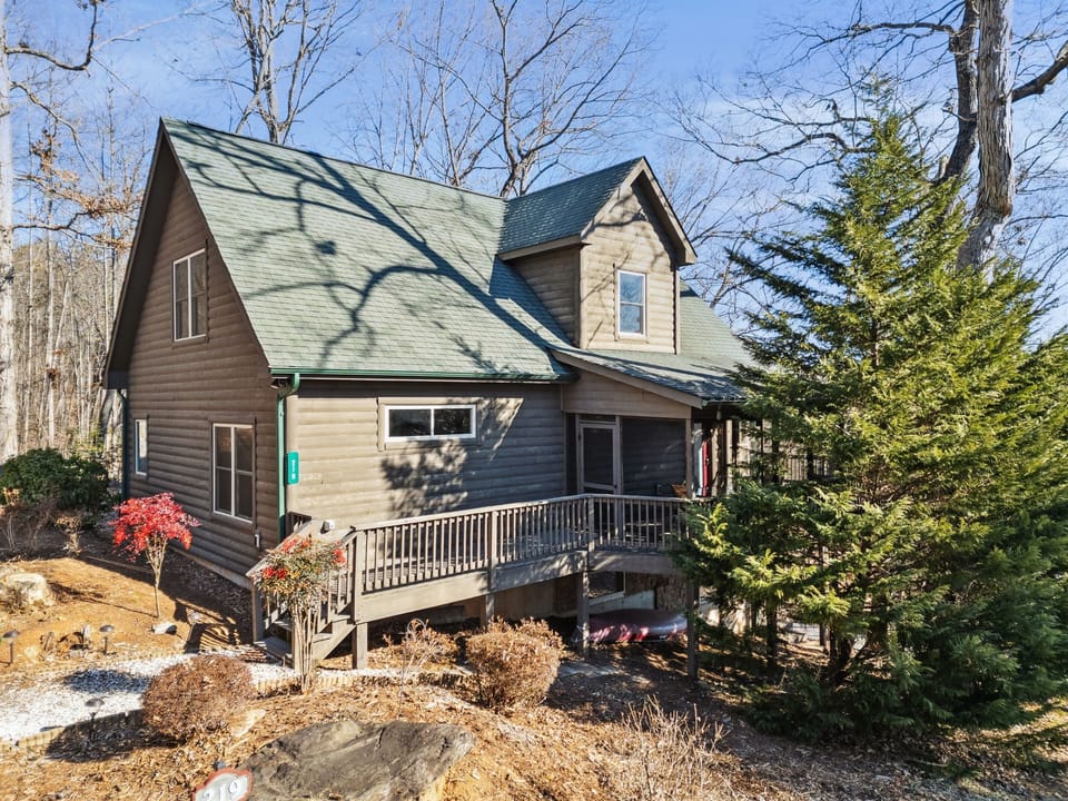 Welcome to our Cabin! Tucked  away just mins from Downtown Seneca
