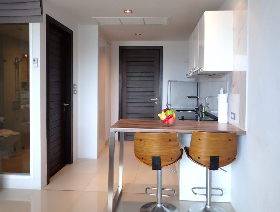 Bright Patong sea view studio - quiet spot, pool (14936)