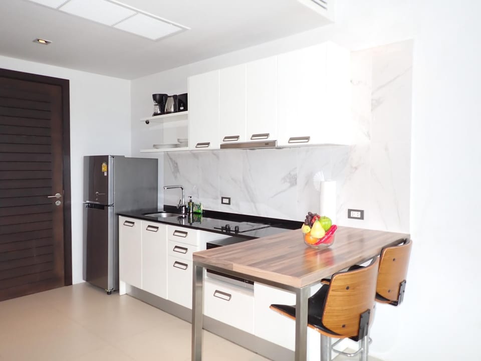 Bright Patong sea view studio - quiet spot, pool (14930)