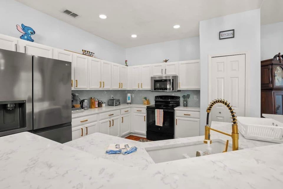 Kitchen 
Quartz countertops