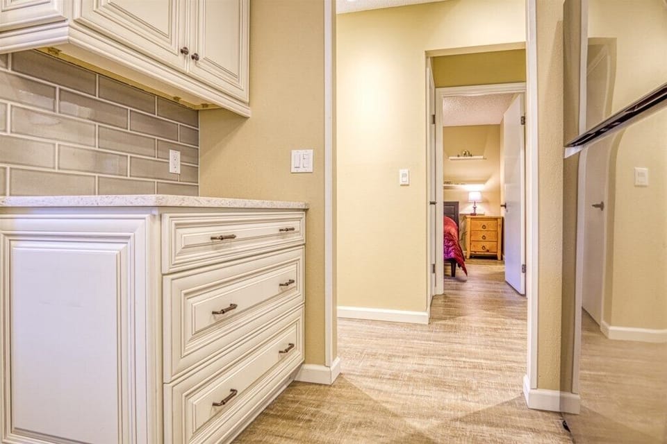 Kitchentowardhallandguestbedroom