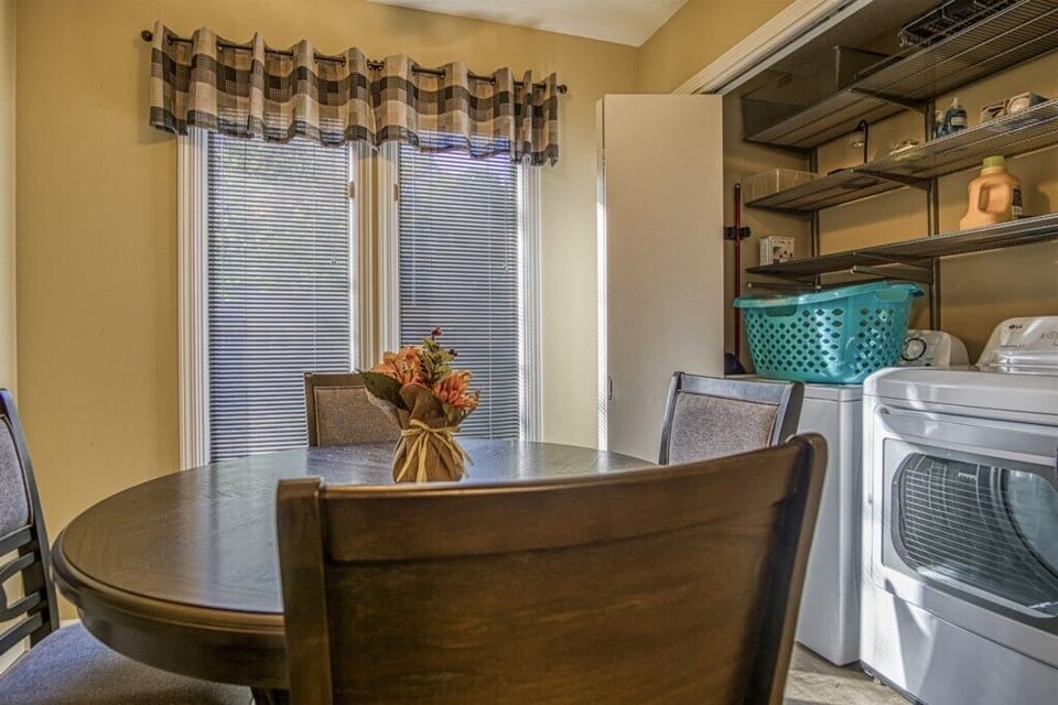 Diningareaandutilityroom