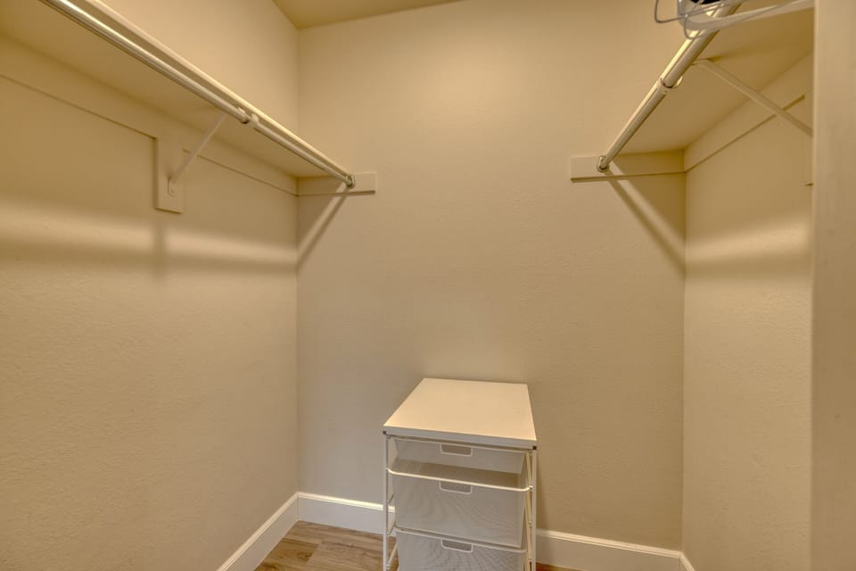 K0324 - Walk-in Closet