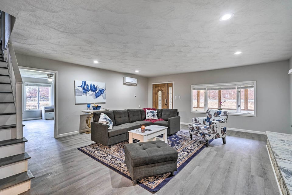 Living Room | Free WiFi | Smart TV W/ Cable + Netflix