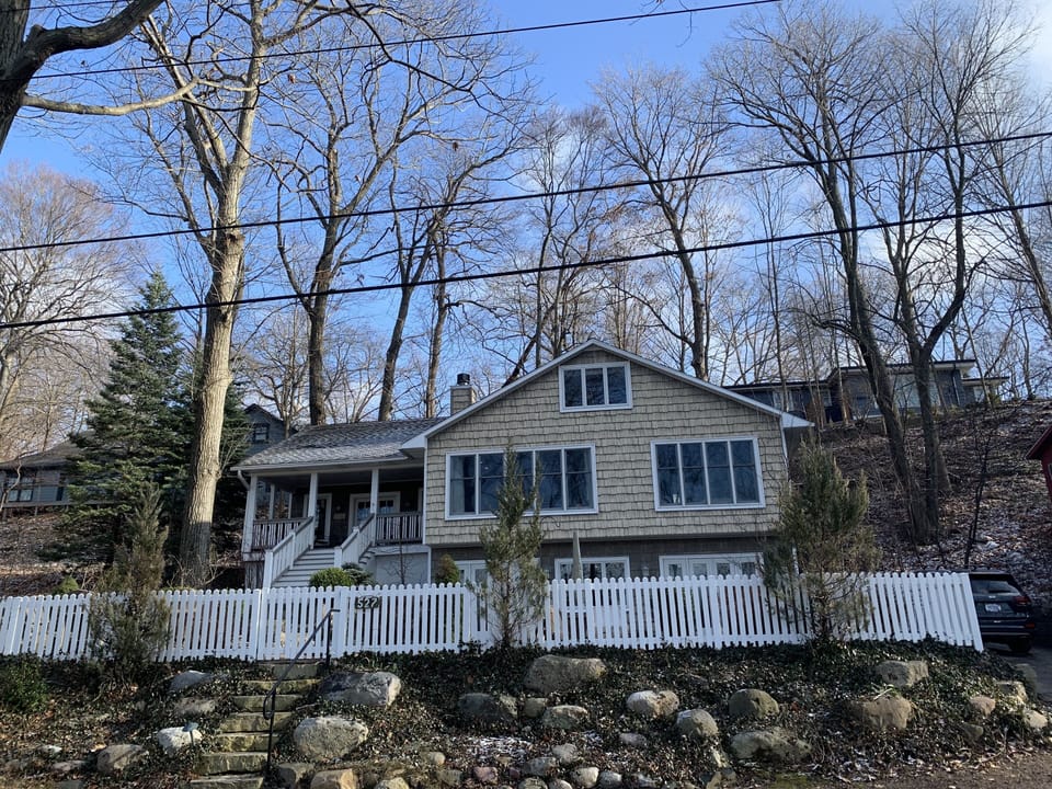 Charming Cottage on a quiet lane.....a lake-listening house